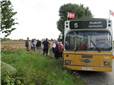 Bus Nr. 5 med flag. Stenen helt til venstre.