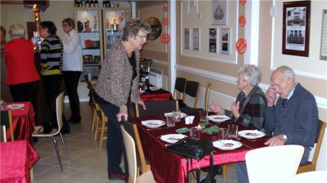 før spisning.Lilian,Tove og Poul