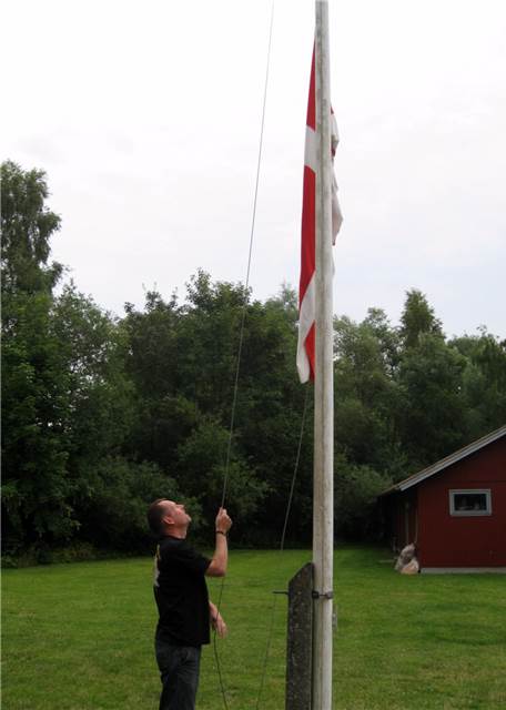 Henrik hejser flaget