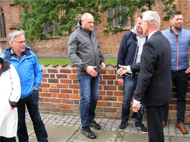Borgmesteren hilser på.