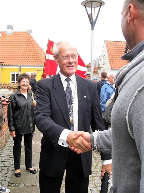 Borgmester Flemming Christensen hilser på.