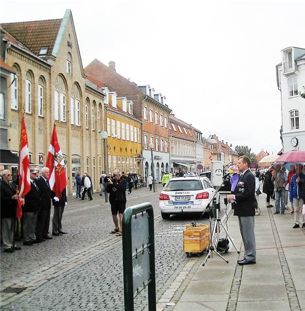 Formand Henrik Agerlin holder tale for de udsendte.