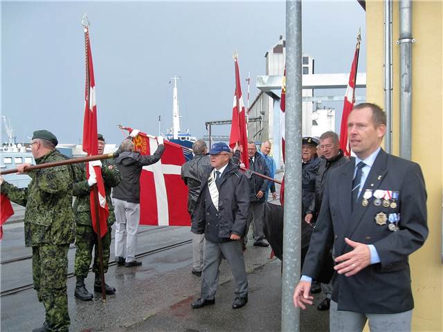 Fanerne pakkes sammen.