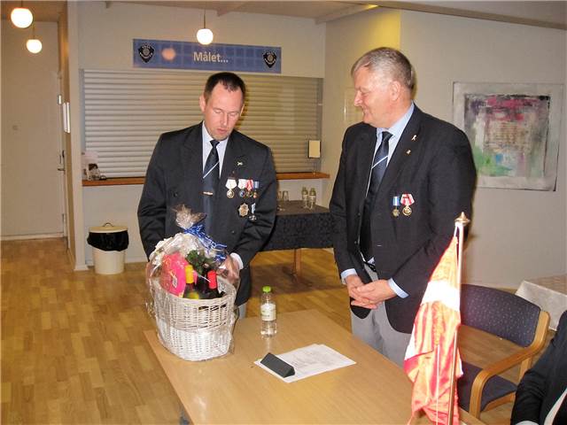 Formanden takker Jørgen E. Nielsen for tiden i bestyrelsen.