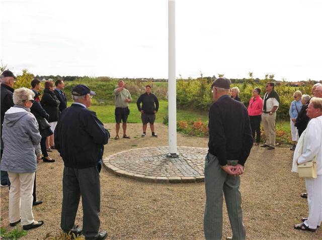 Veteranhaven. Flagstangsfundament doneret af Køge GF