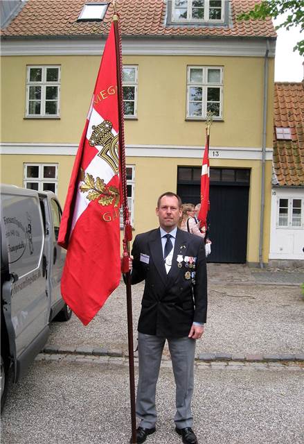 Fanebærer Henrik ved Bogense Kirke