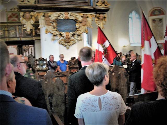 Fanerne føres  ind