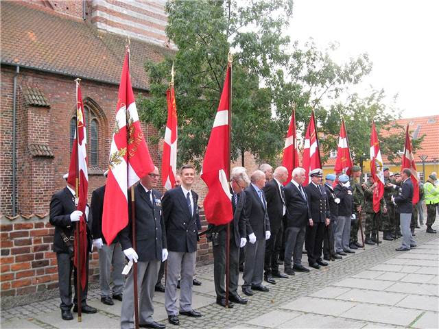 Formering af paraden.
9 faner.