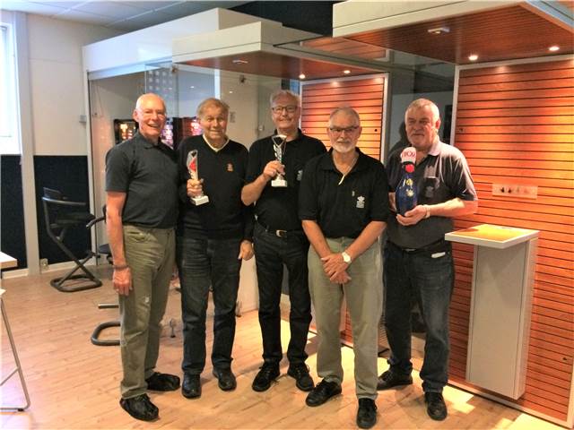 Nr. 2 i B.rækken 2016-2017. Arne-Egon-Vagn og Ole, sammen med bowlingformanden.