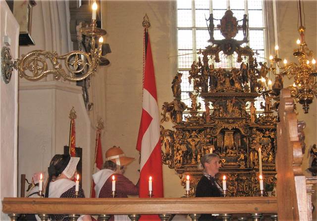 Komtesse Camilla af Rosenborg overrækker faner.