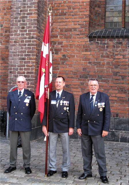 Vor fane foran Sct. Mortens Kirke i Randers.