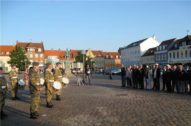 Formand Henrik Agerlin holder tale.