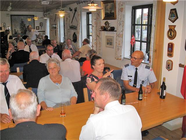 Kammeratlig samvær i Marinestuen.