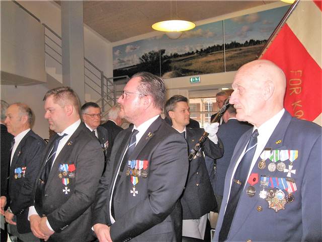 Fanen føres ind.