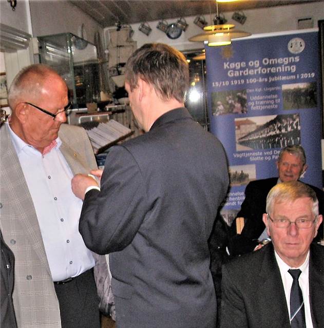 Niels Erik Olsen modtager 50 års-tegn