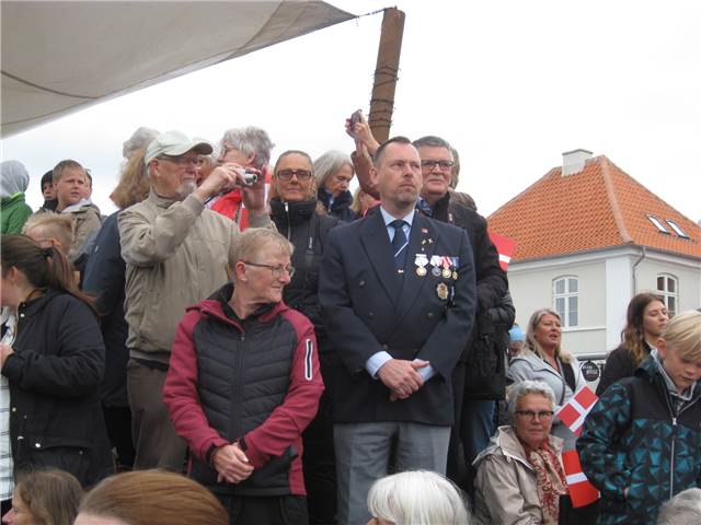Formanden overskuer ankomsten  af Dannebrog.
