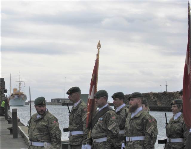 Dannebrog løber ind i Køge Havn.