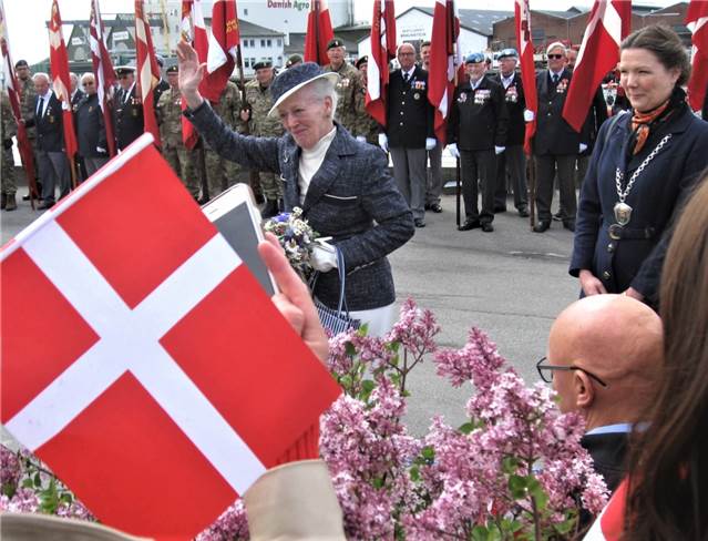 og hilser på tilskuerne.