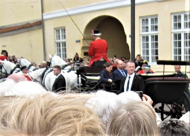Dronningen kører fra Rådhuset til KØS.