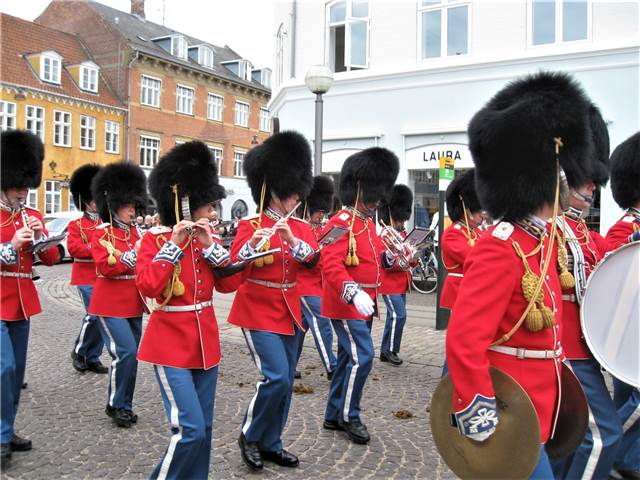 Musikkorpset på vej til at musicere på torvet.
