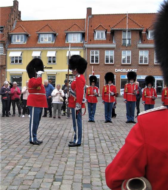 Overdragelse fra Tamburmajor til Musikdirigent.