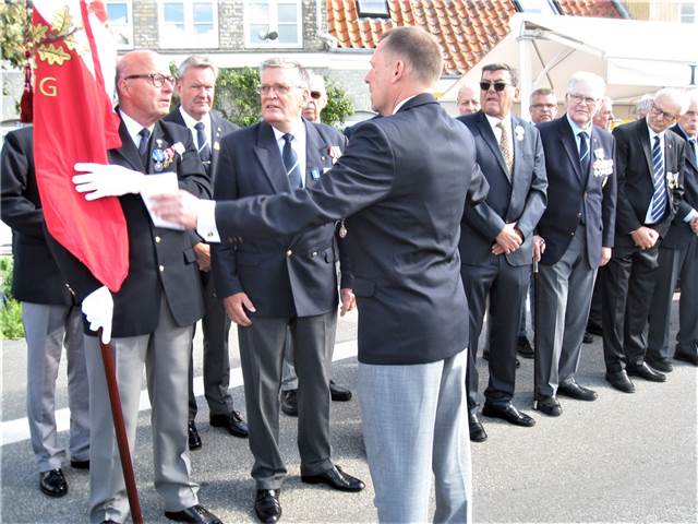 Fanen bør flyttes.