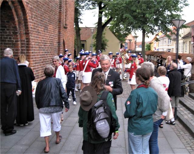 Greve Pigegarde musicerede ved indgangen.