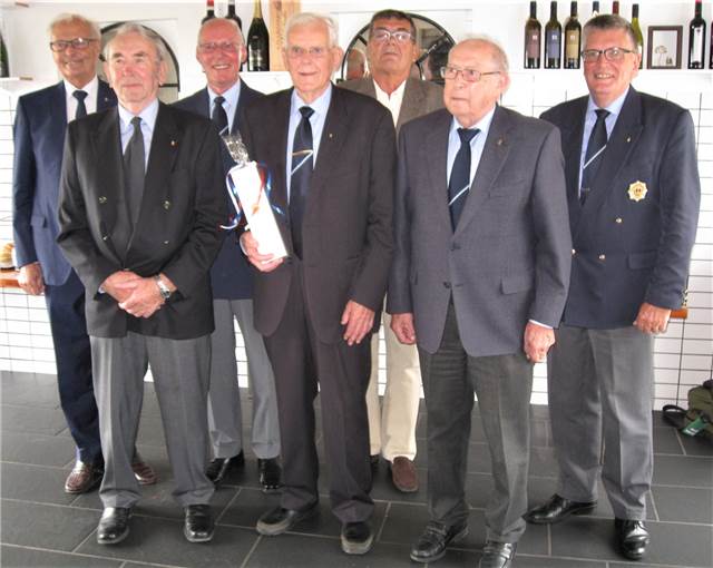 Børge Møller med gamle gardere, på 90 årsdagen.