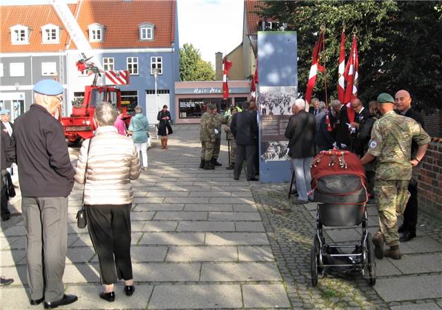 Samling ved Kirken. Borgmesteren i baggrunden