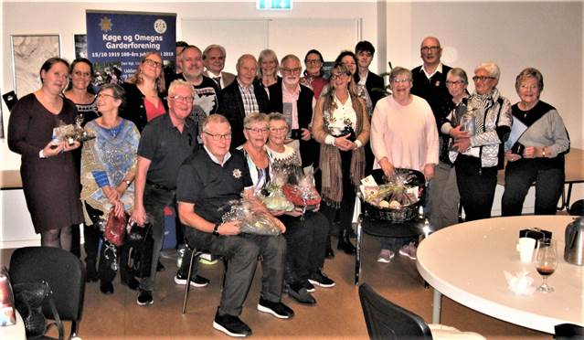 Gavekurvvinder Helle Hansen, med alle lotterivindere.