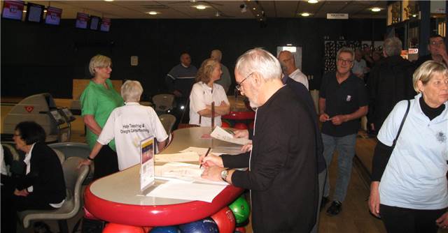 Reg.V bowlingformanden registrerer ankomst af bowlerne