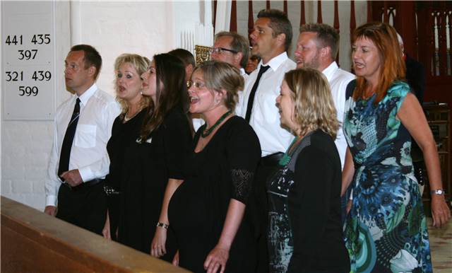 Choir`d synger i kirken