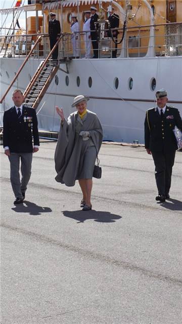 Dronningen og Formanden på vej for inspektion.